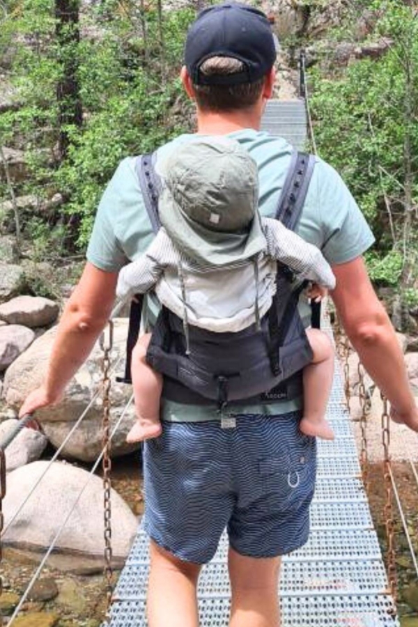 Leolin Mini grau beim Spaziergang über Brücke