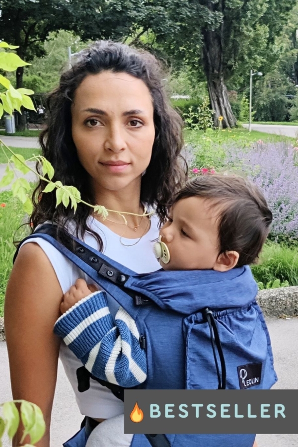 Model mit Mini Blau melange und bestseller badge