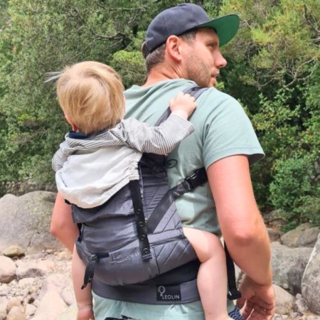 Leolin auf dem Rücken beim Wandern