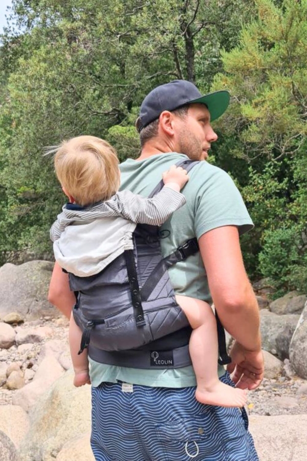 Leolin auf dem Rücken beim Wandern