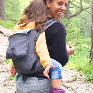 Leolin Mini auf dem Rücken beim Spaziergang