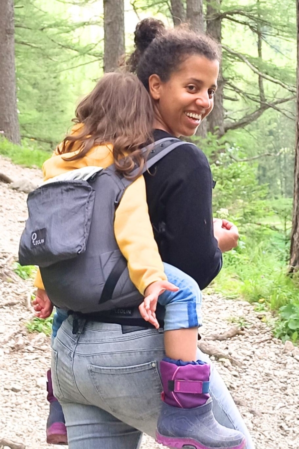 Leolin Mini auf dem Rücken beim Spaziergang