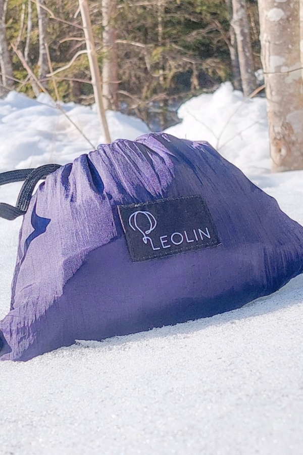 Leolin mini purple liegt im Schnee zusammengefaltet im Beutel