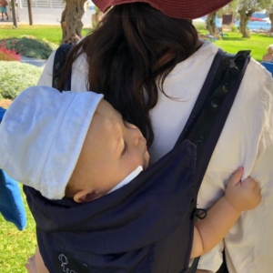 Leolin Mini Purple auf dem Rücken