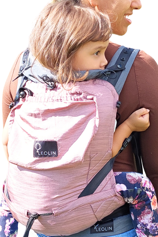 Shanek Inhaberin von Leolin mit Kind in Babytrage Mini Blue Purple Powder Melange beim wandern
