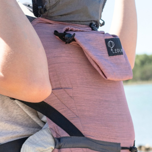 Mutter mit Kind in Babytrage Leolin Maxi Sand Melange am See