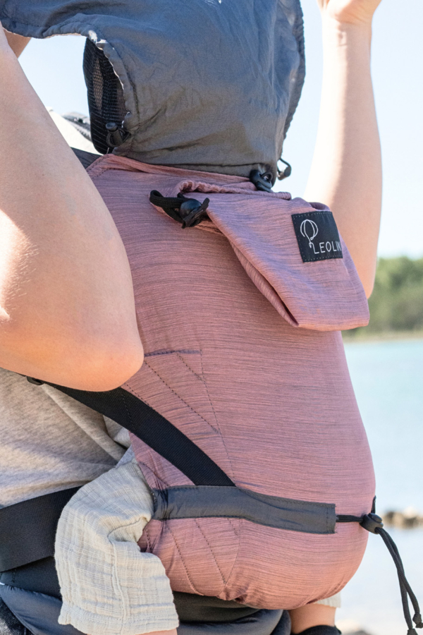 Mutter mit Kind in Babytrage Leolin Maxi Sand Melange am See