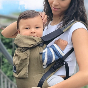 Mutter mit Kind in der Babytrage Leolin Mini Olive Melange beim wandern