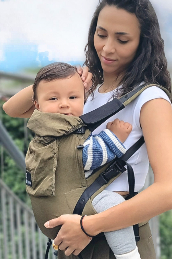 Mutter mit Kind in der Babytrage Leolin Mini Olive Melange beim wandern