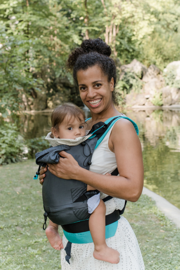 Shanek Inhaberin von Leolin mit Kind in der Babytrage Mini Grey Turquoise